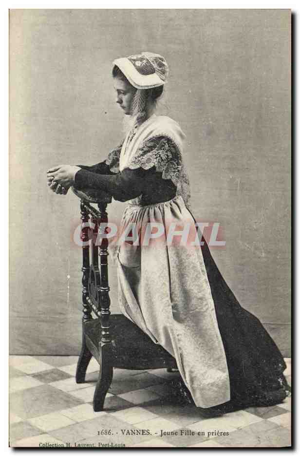 CPA Folklore Vannes Jeune fille en prieres