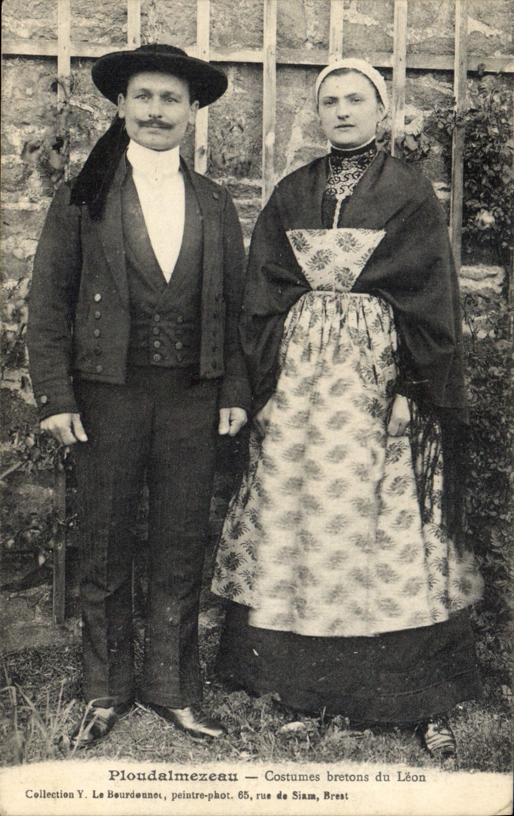 CPA Folklore Ploudalmezeau Costumes bretons du Leon