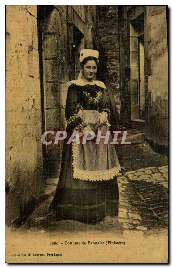 CPA Folklore Costume de Bannalec Finistere (carte toilee)