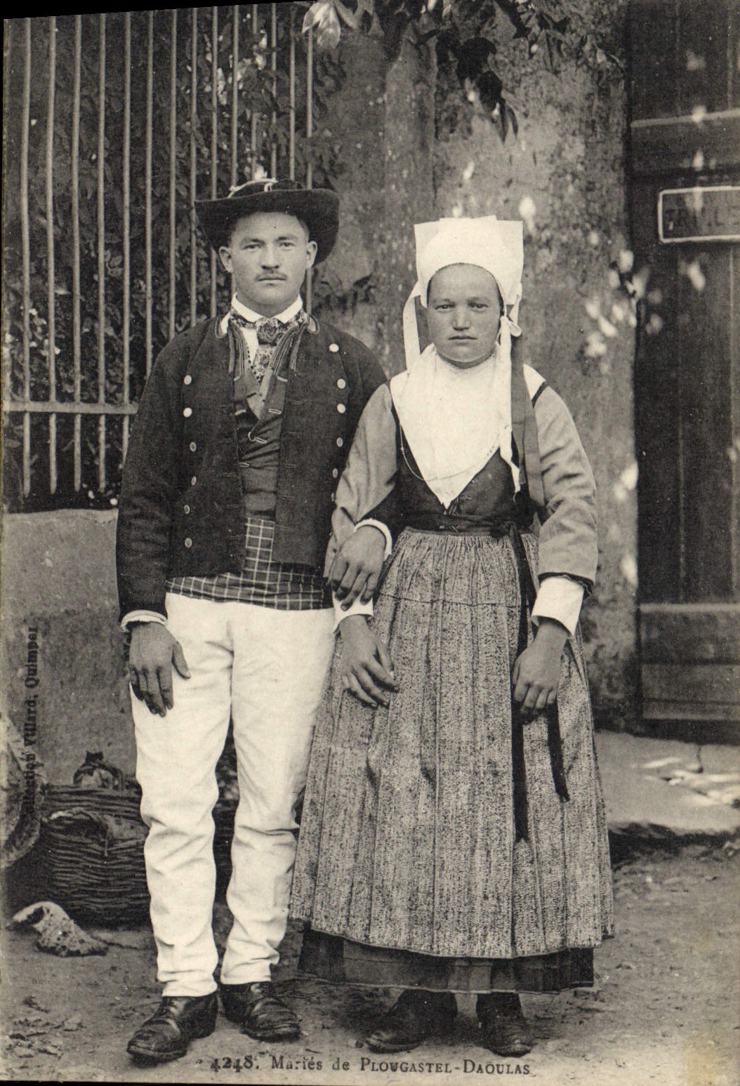 CPA Folklore Maries de Plougastel Daoulas Mariage