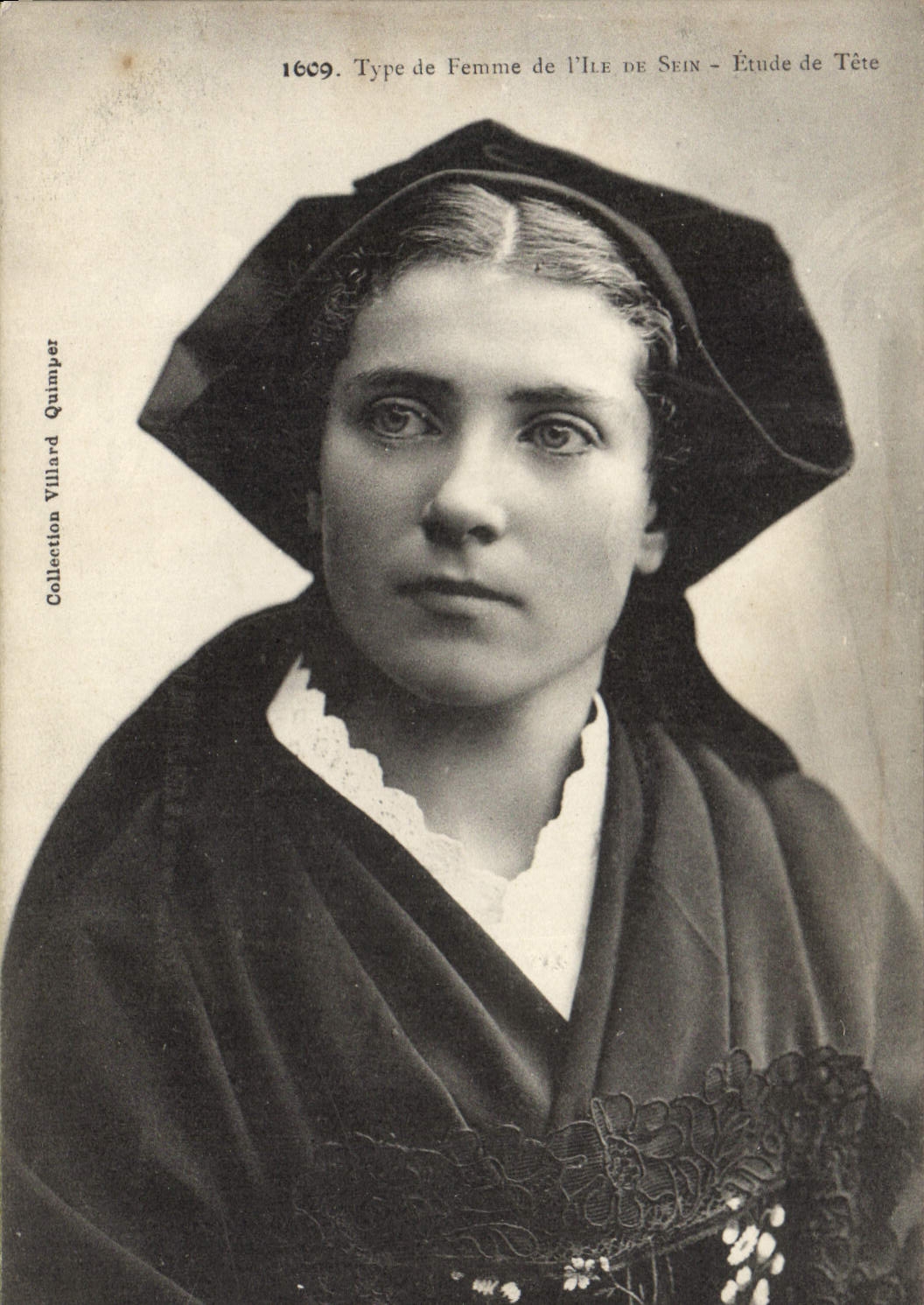 CPA Folklore Type de femme de l'Ile de Sein Etude de tete