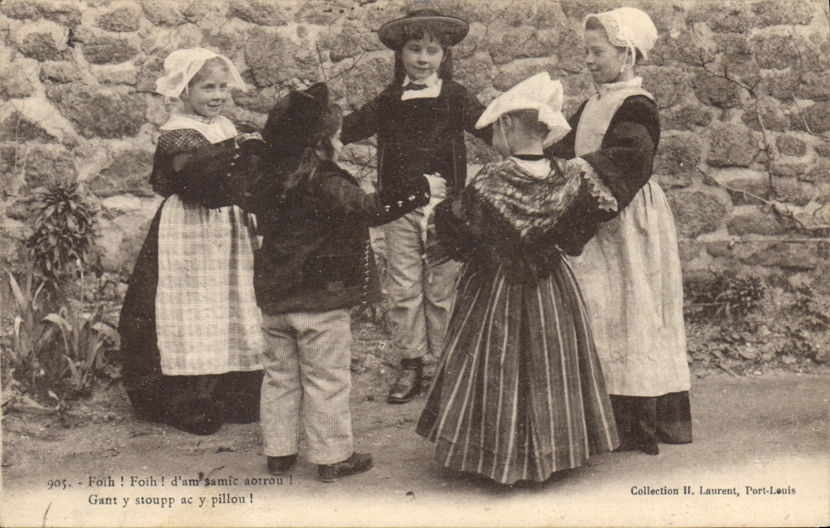 CPA Folklore Enfants Bretagne