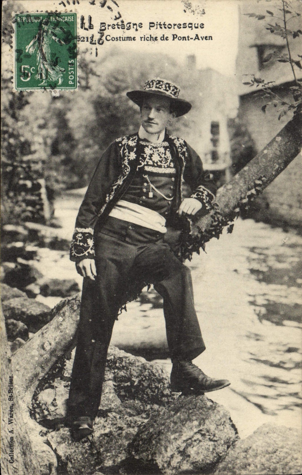 CPA Folklore Costume riche de Pont Aven