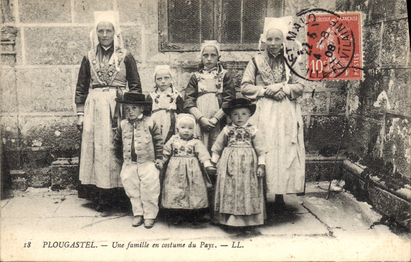 CPA Folklore Plougastel Une famille en costume de pays