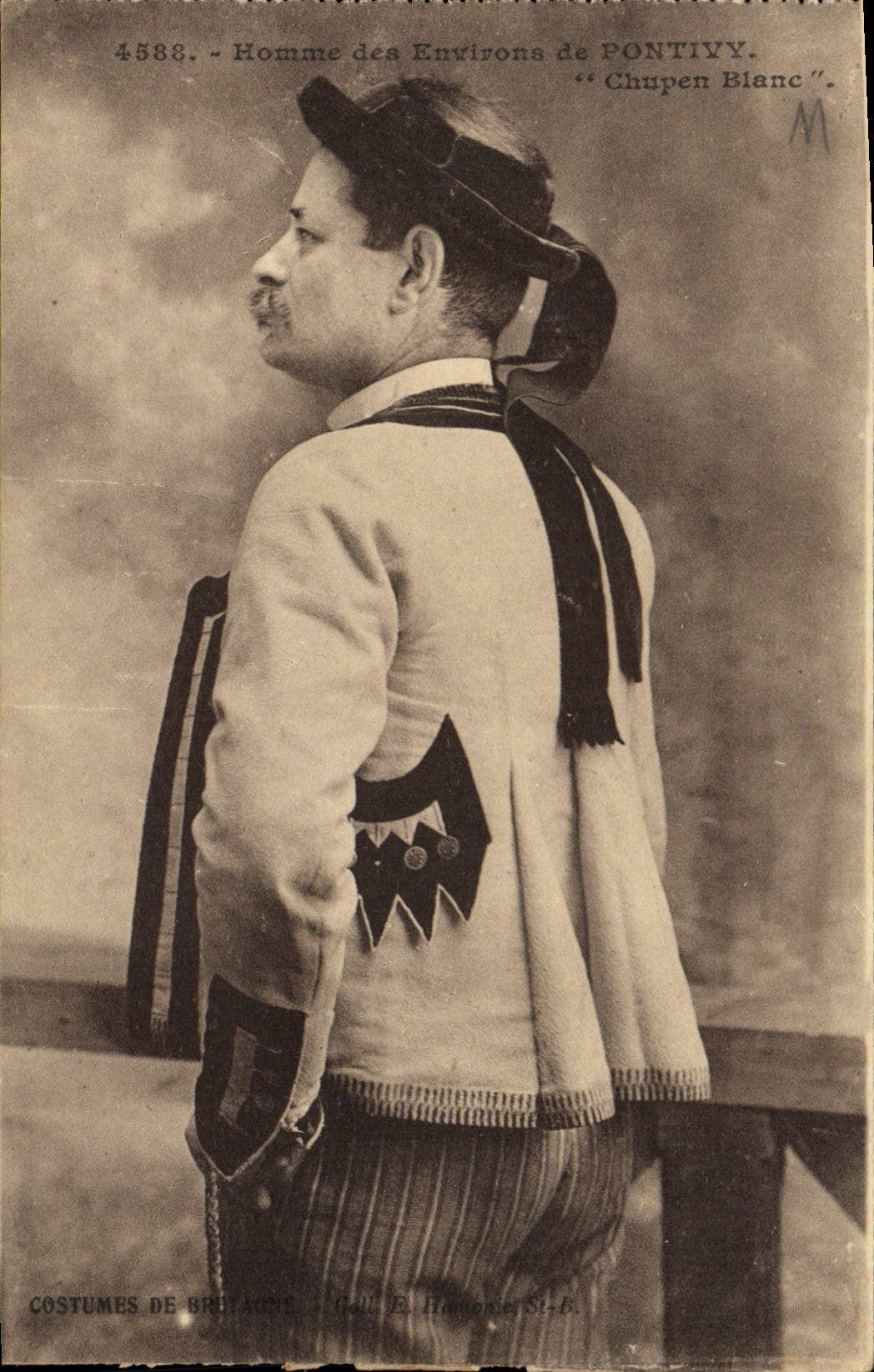 CPA Folklore Homme des environs de Pontivy