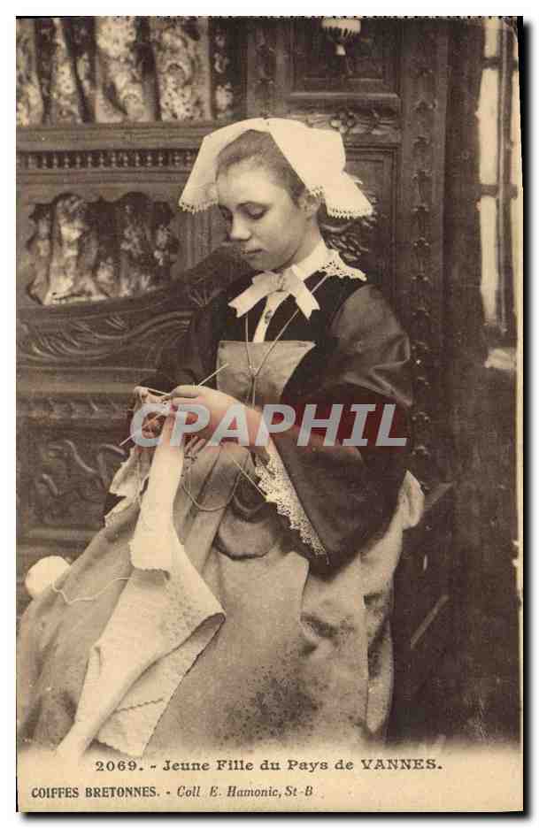 CPA Folklore Jeune fille des environs de Vannes