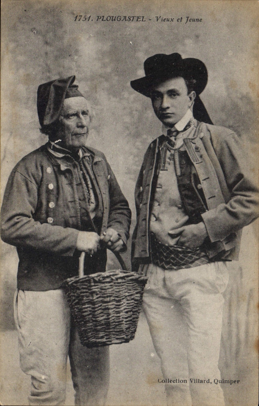 CPA Folklore Plougastel Vieux et Jeune