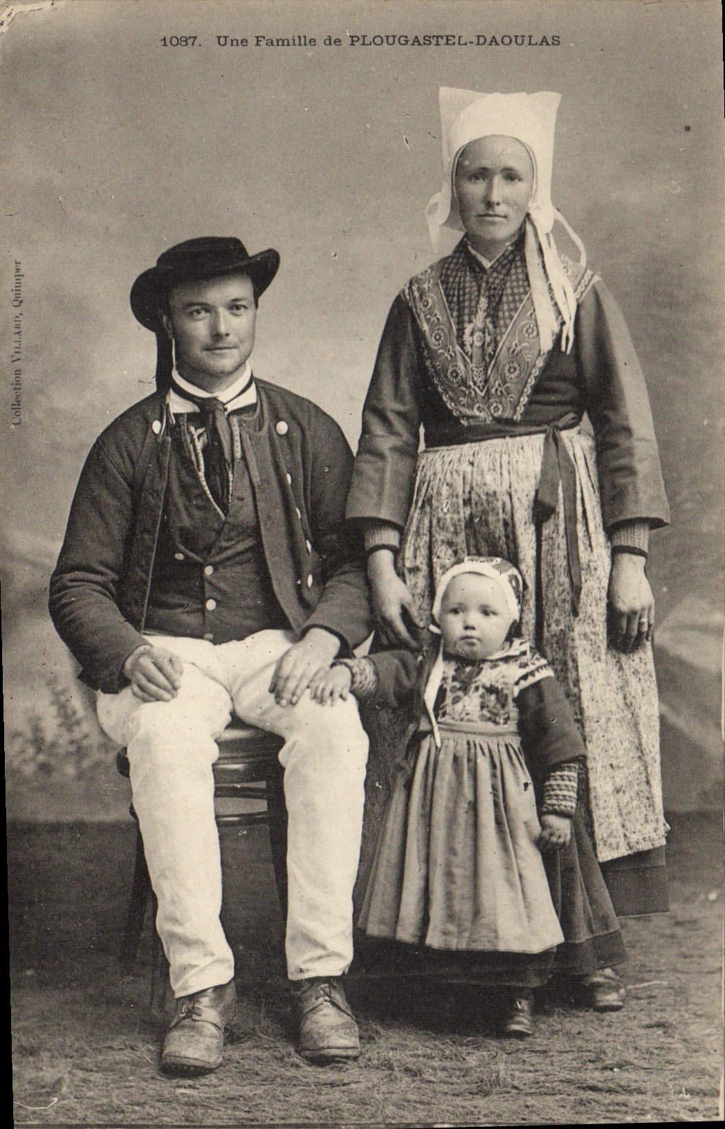 CPA Folklore Une famille de Plougastel Daoulas