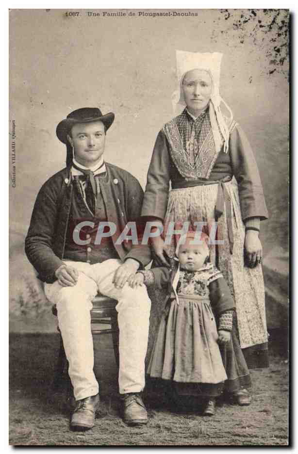 CPA Folklore Une famille de Plougastel Daoulas 