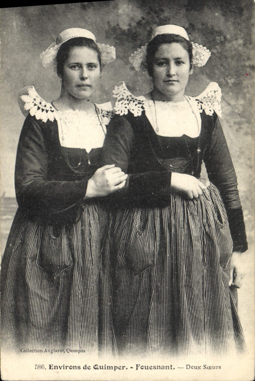CPA Folklore Environs de Quimper Fouesnant Deux soeurs