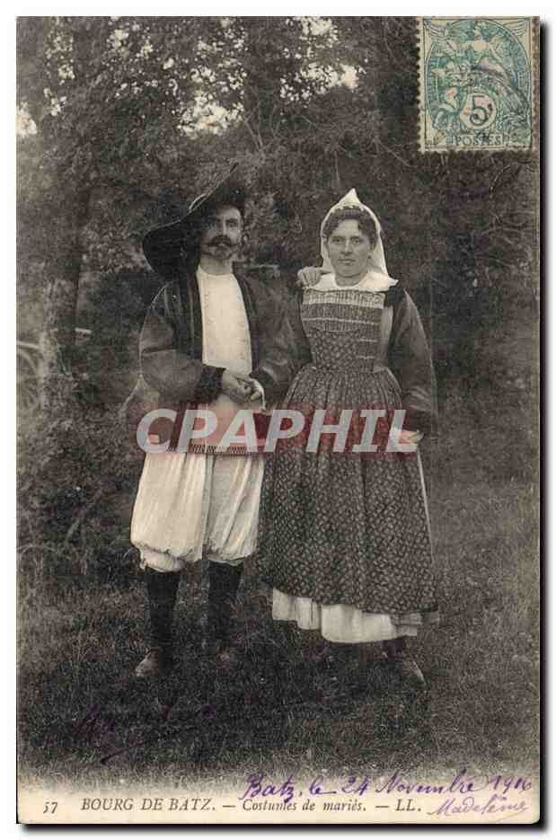 CPA Folklore Bourg de Batz Costumes de maries Mariage