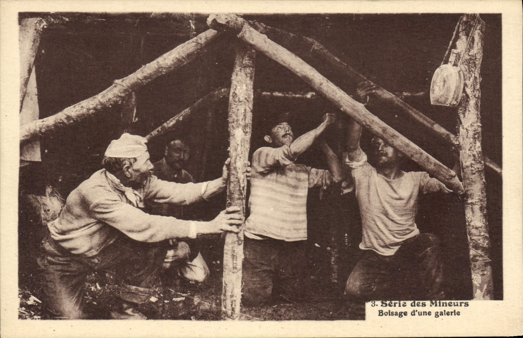 CPA Mine Mines Mineurs Boisage d'une galerie