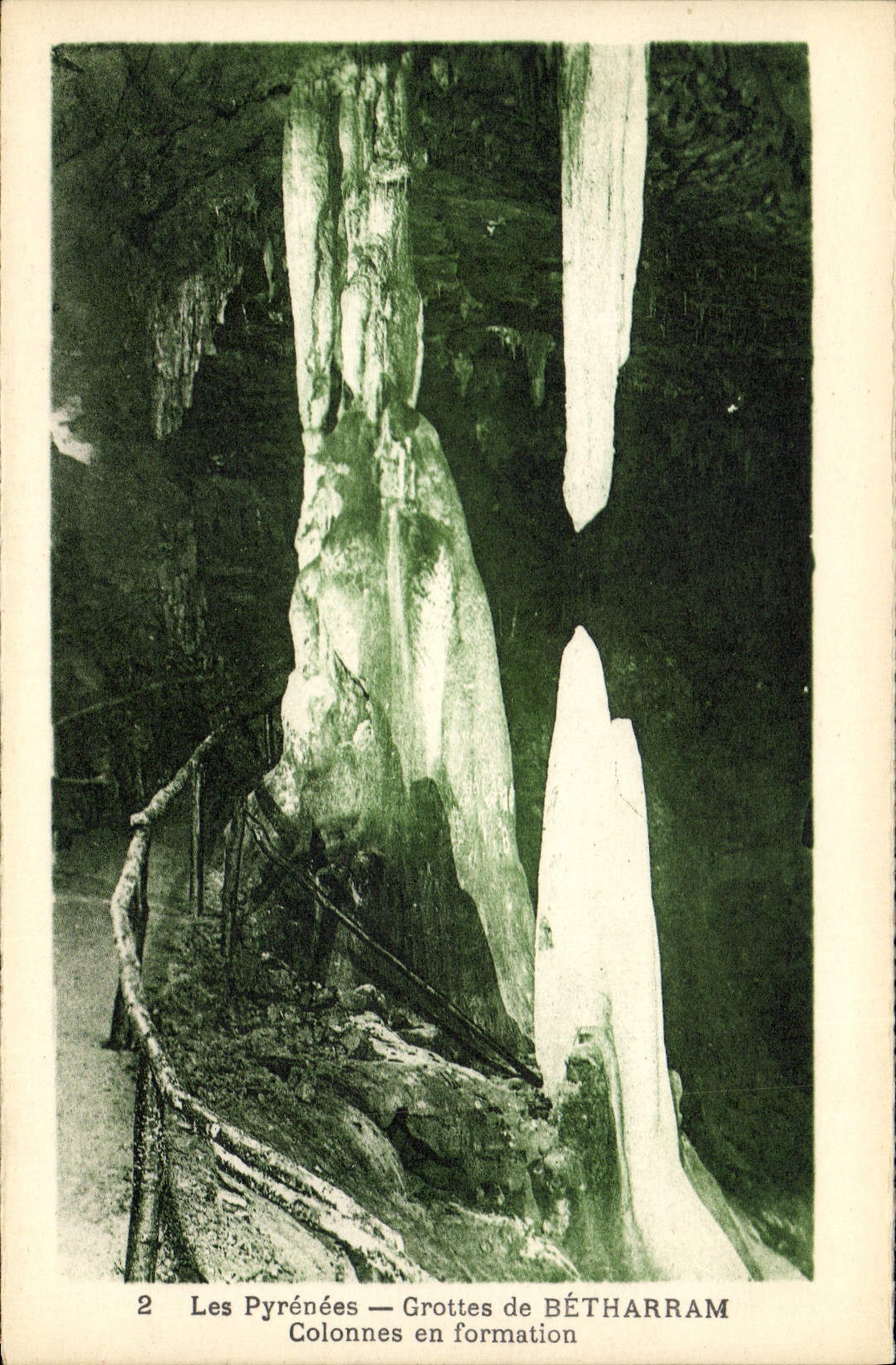 Les Pyrénées — Grottes de BÉTHARRAM — Colonnes en formation