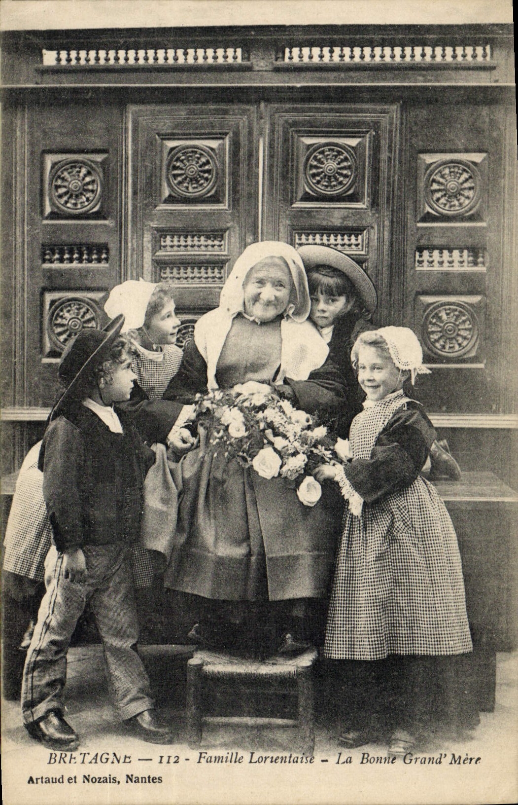 CPA Folklore Famille Lorientaise La bonne Grand Mere Enfants