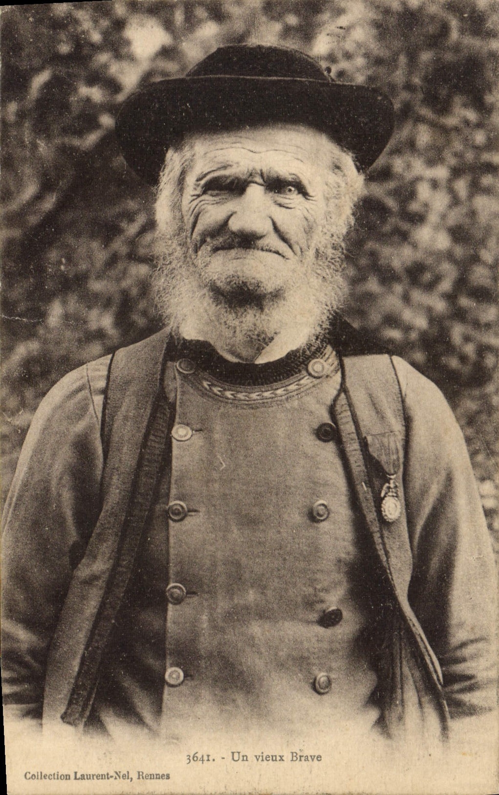 CPA Folklore Un vieux brave Medaille 