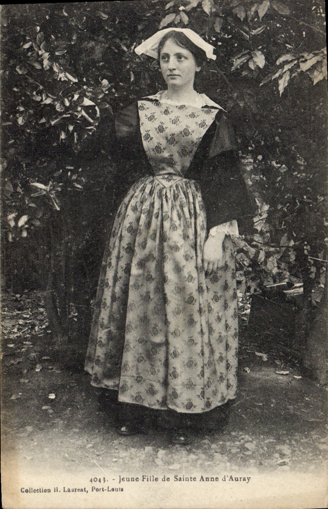 CPA Folklore Jeune fille de Sainte Anne d'Auray
