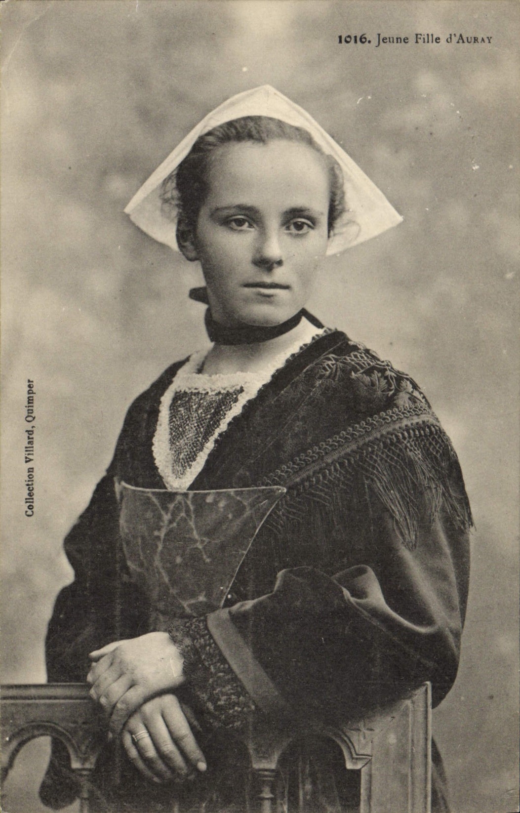 CPA Folklore Jeune Fille d'Auray