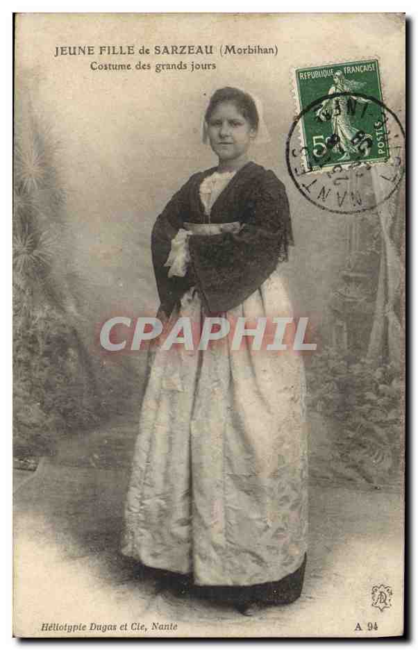 CPA Folklore Jeune fille de Sarzeau Morbihan Costume des grands jours