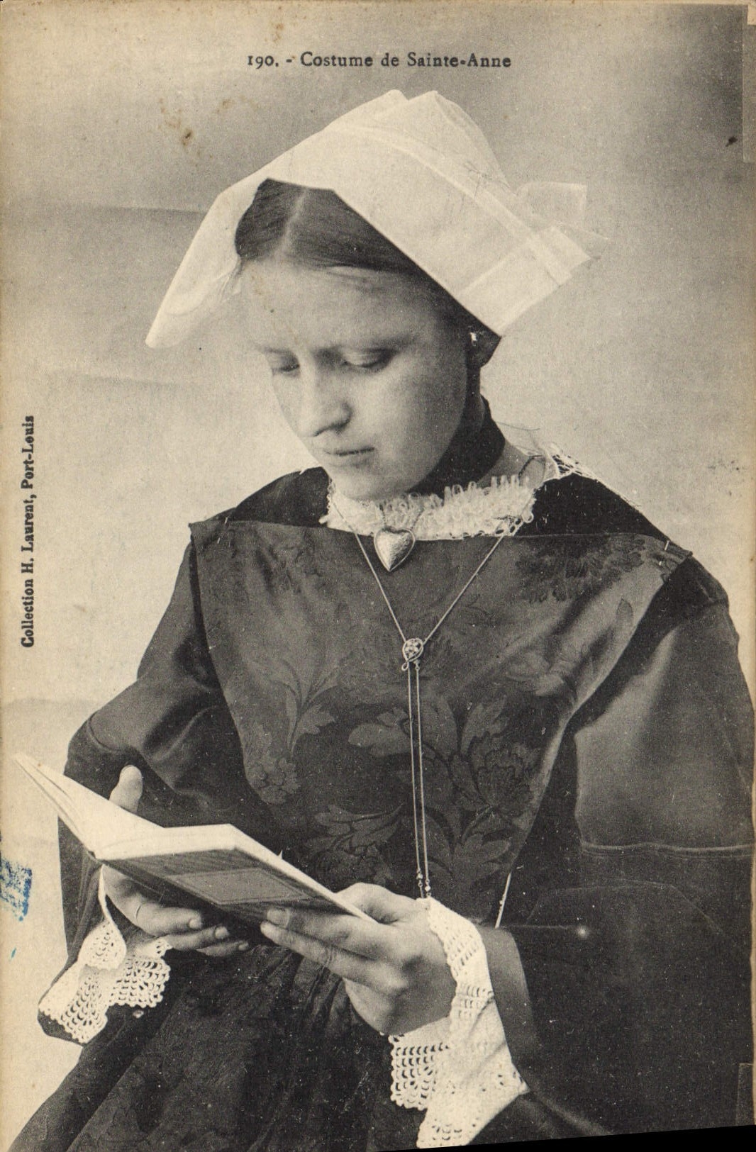CPA Folklore Costume de Ste Anne