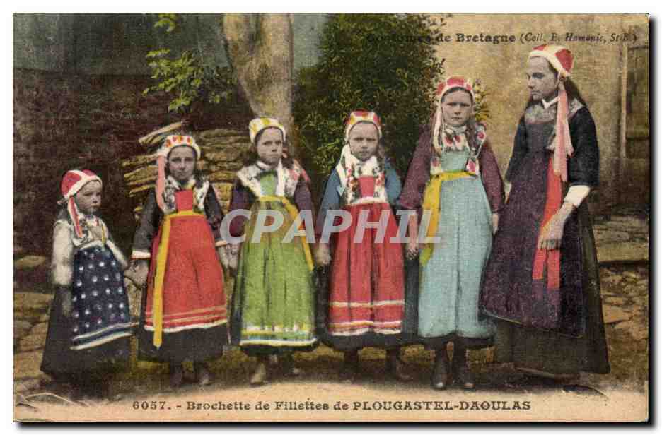 CPA Folklore Brochette de fillettes de Plougastel Daoulas