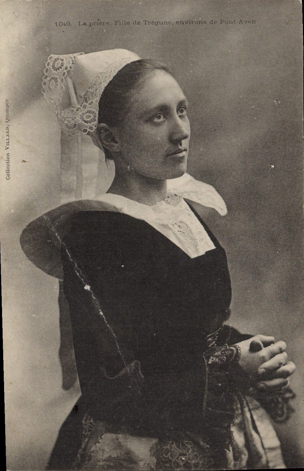 CPA Folklore La priere Fille de Tregunc environs de Pont Aven