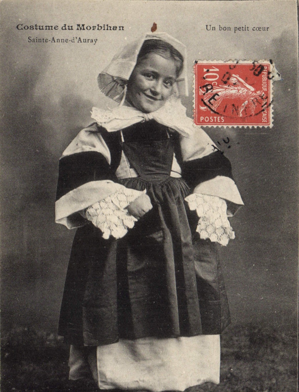 CPA Folklore Costume du Morbihan Un bon petit coeur Sainte Anne d'Auray
