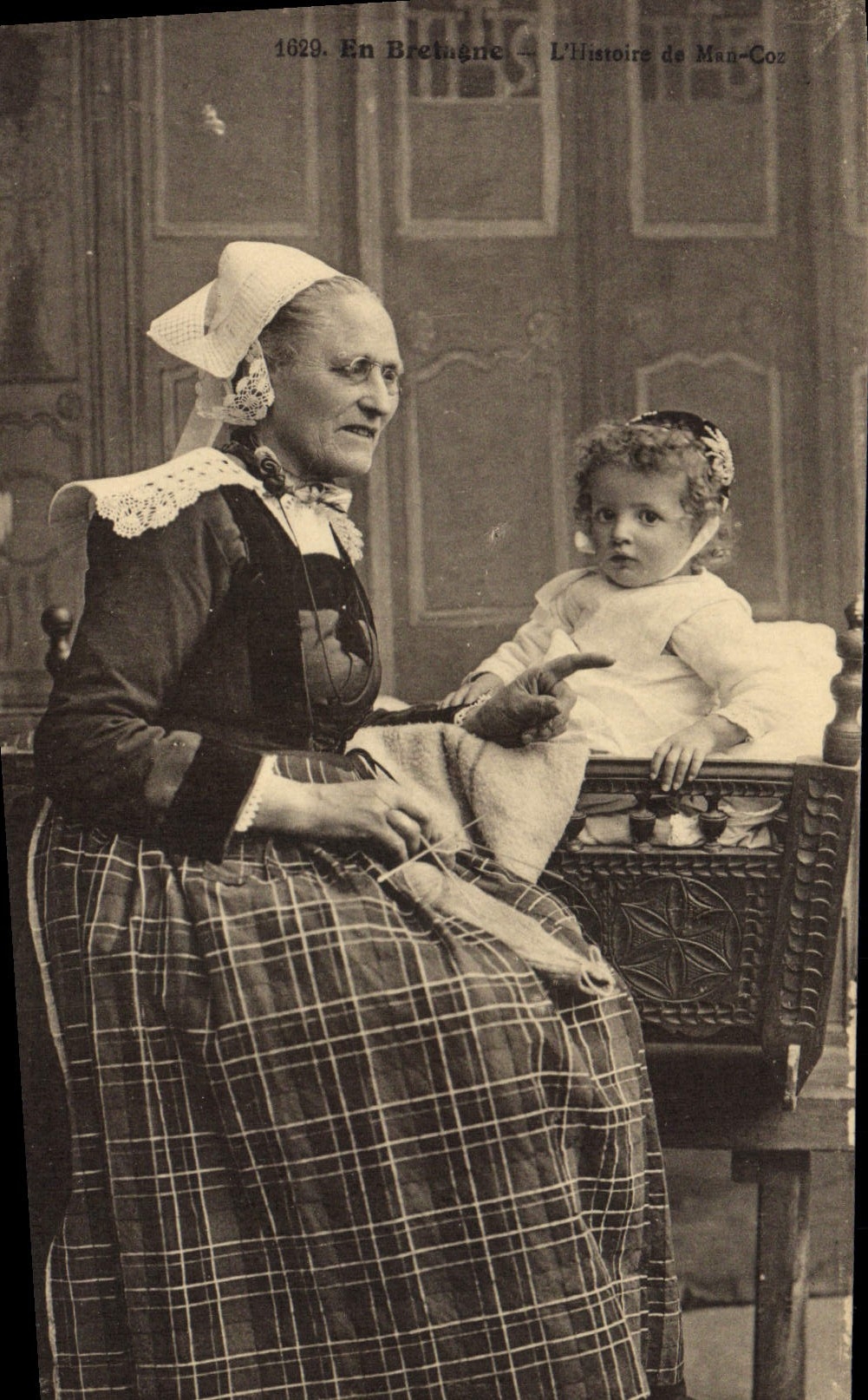 CPA Folklore L'histoire de Man Coz Femme Enfant