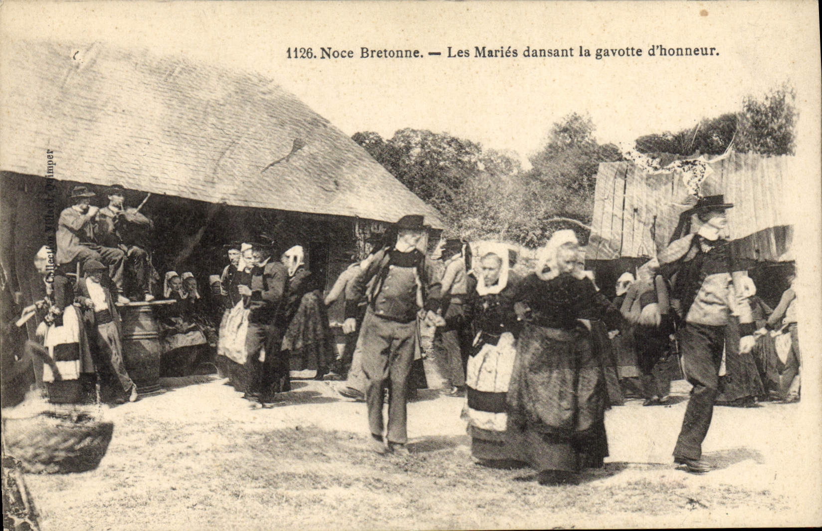 CPA Folklore Noce bretonne Les maries dansant la gavotte d'honneur Mariage