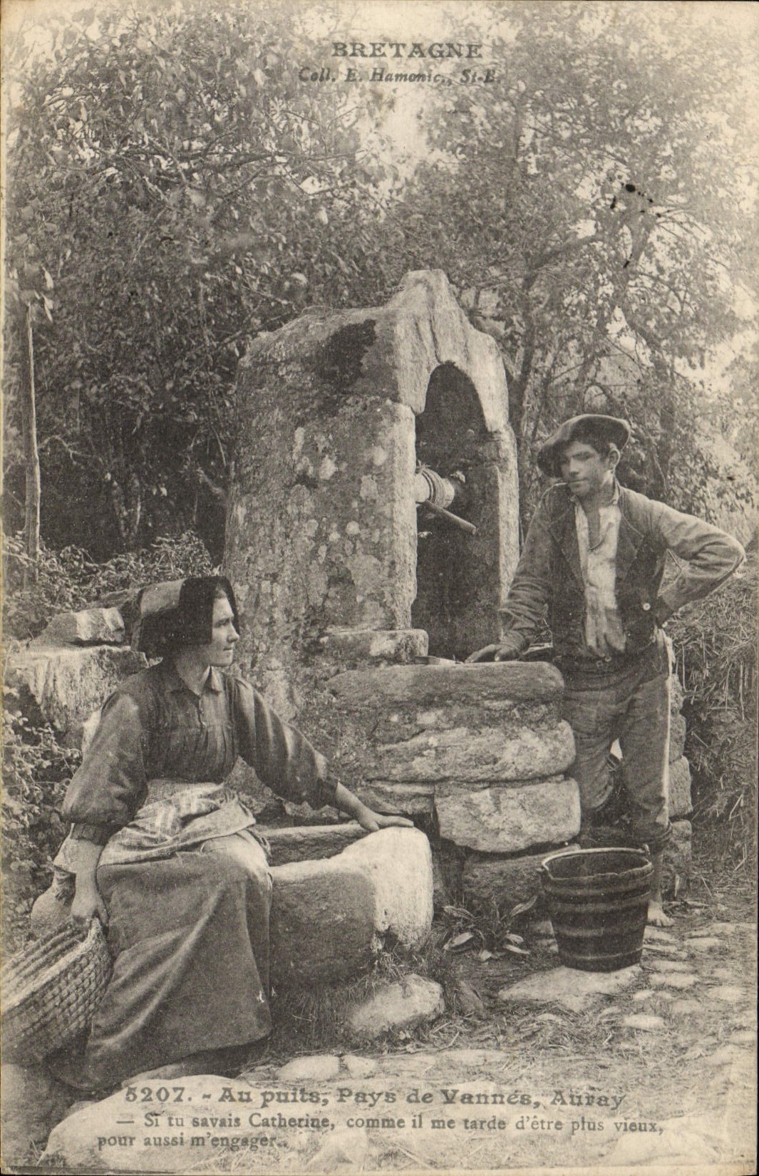 CPA Folklore Au puits pays de Vannes Auray 