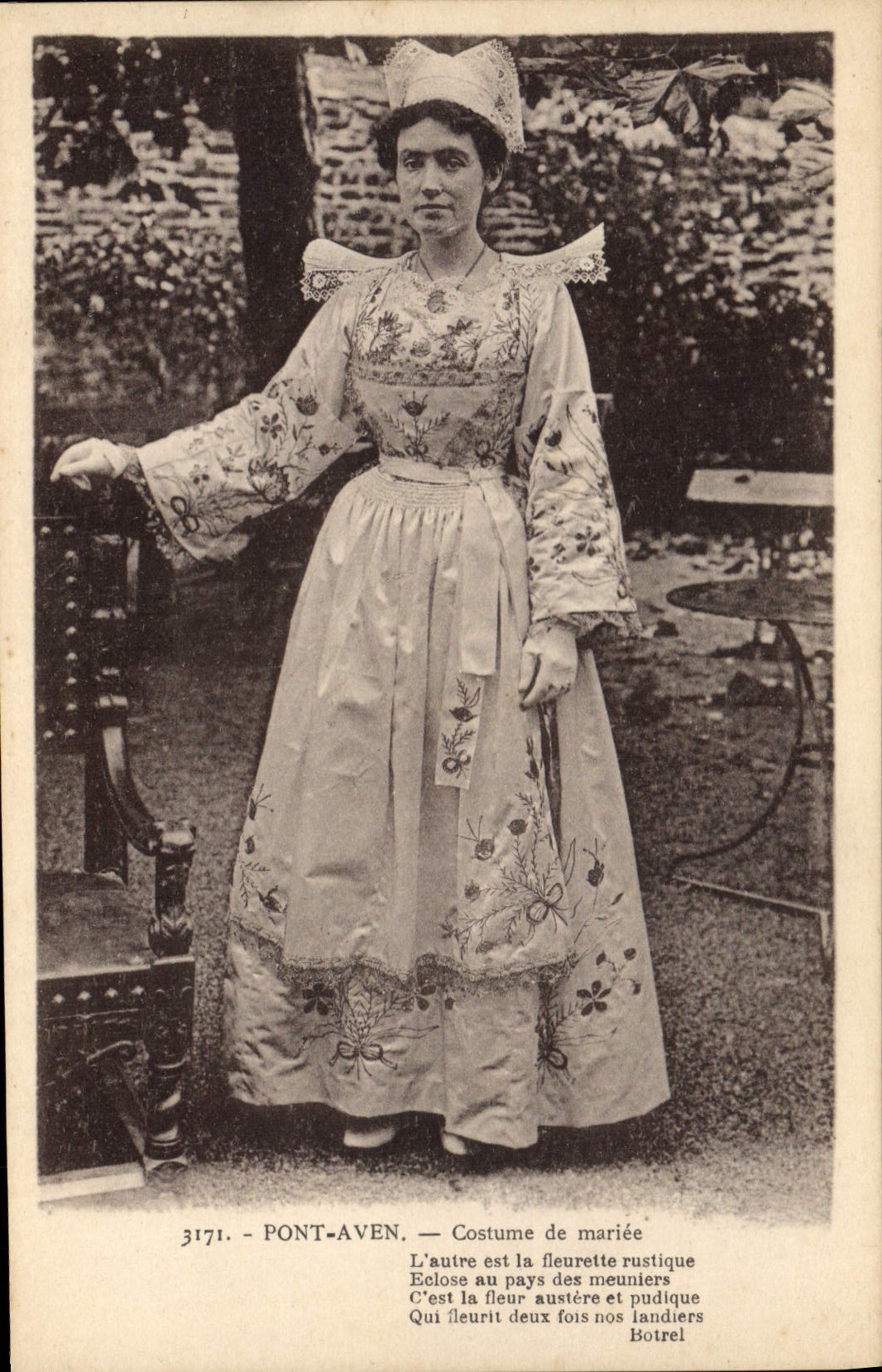CPA Folklore Pont Aven Costume de mariee