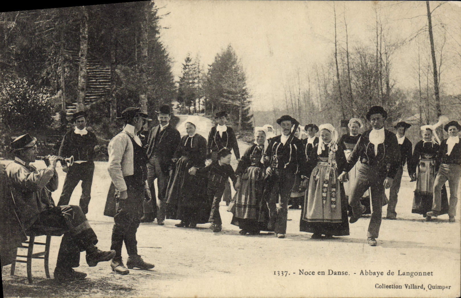 CPA Folklore Noce en danse Abbaye de Langonnet Mariage