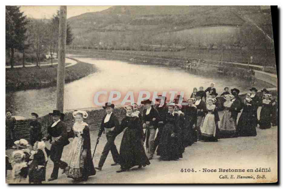 CPA Folklore Noce bretonne en defile Mariage