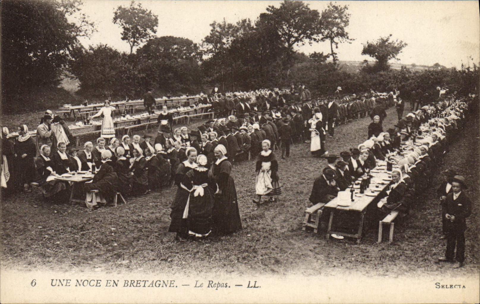 CPA Folklore Noce en Bretagne Le repas Mariage