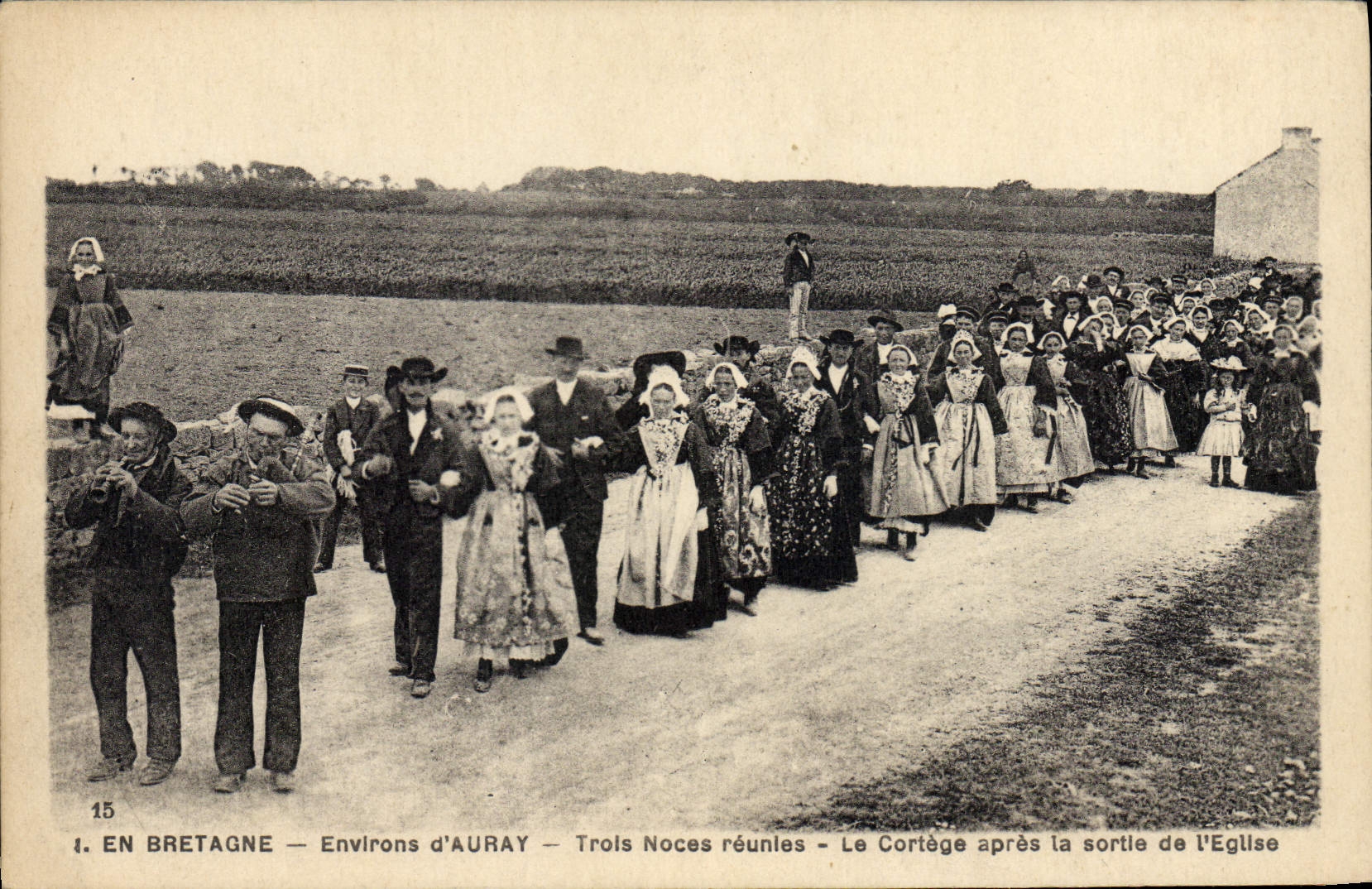 CPA Folklore Environs d'Auray Trois noces reunies Le cortege apres la sortie de l'eglise Mariage