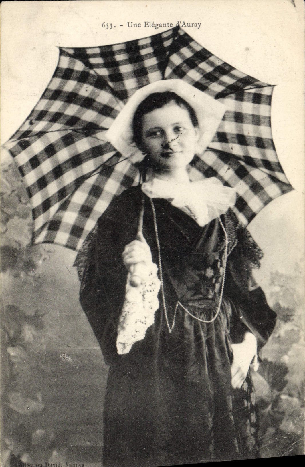 CPA Folklore Une elegante d'Auray