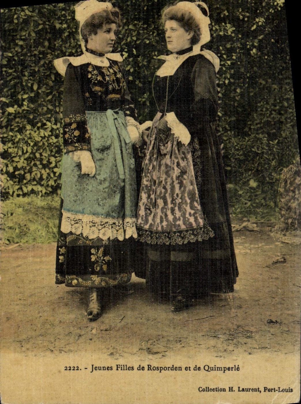 CPA Folklore Jeunes filles de Rosporden et de Quimperle (carte toilee)