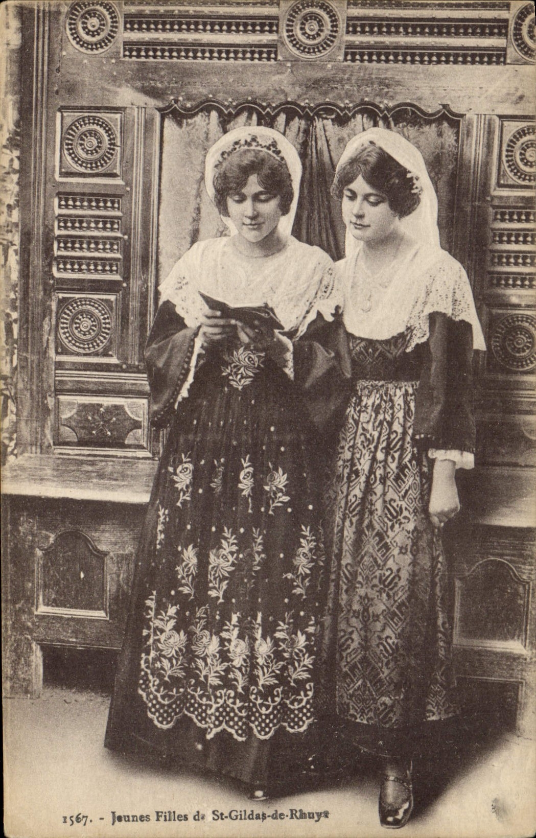CPA Folklore Jeunes filles de St Gildas de Rhuys 