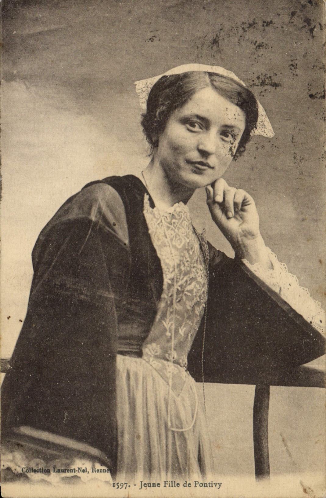 CPA Folklore Jeune fille de Pontivy