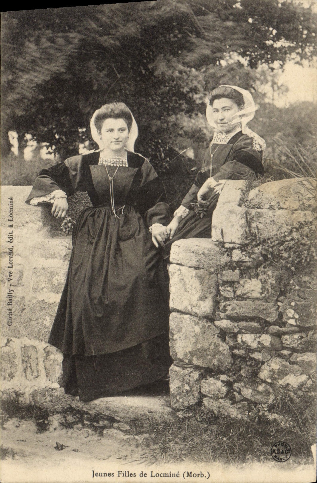CPA Folklore Jeunes filles de Locmine 