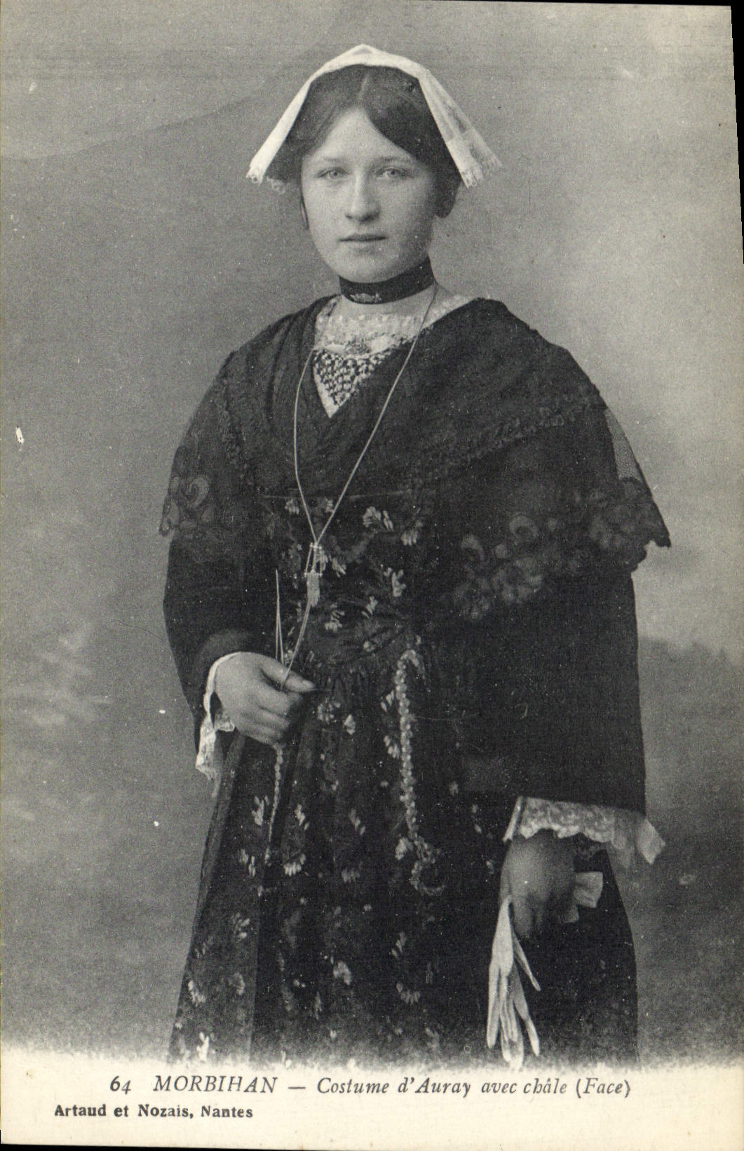 CPA Folklore Morbihan Costume d'Auray avec chale