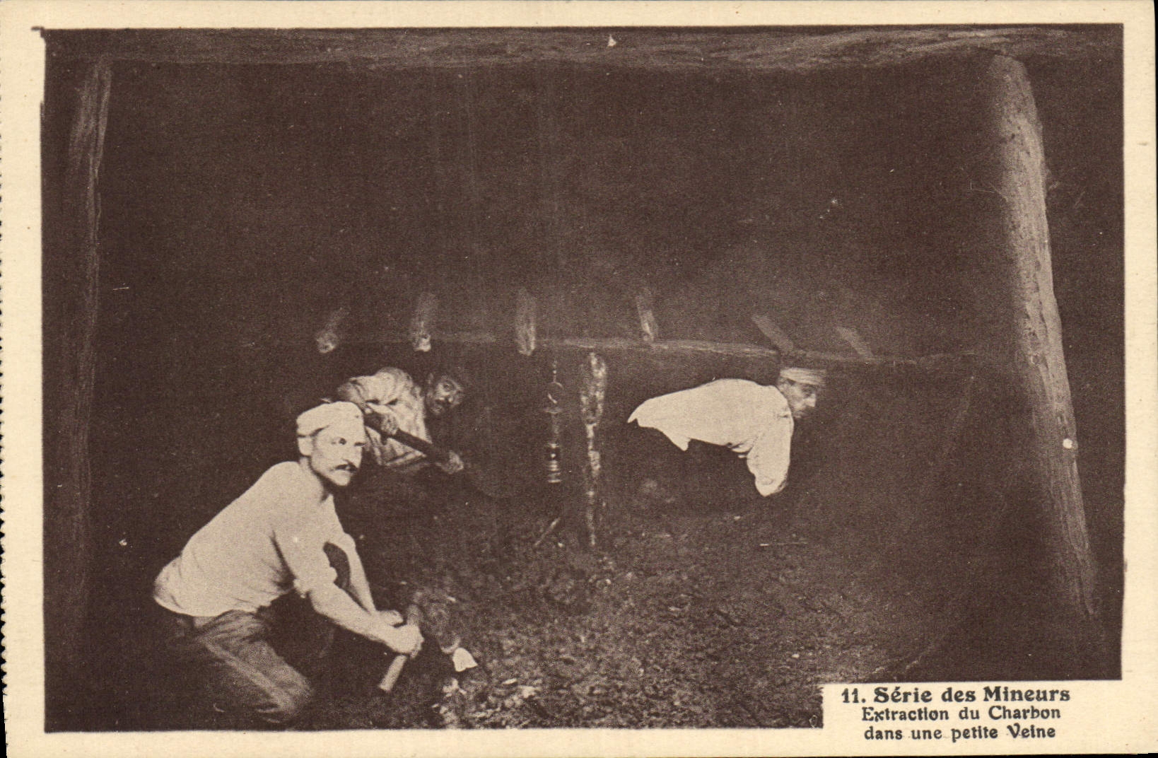 CPA Mine Mines Mineurs Extraction de charbon dans une petite veine