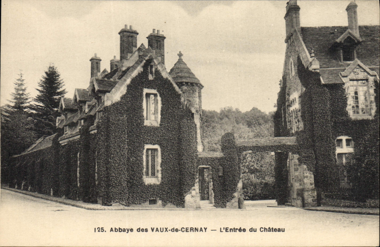 CPA Abbaye des Vaux de Cernay L'entree du chateau 