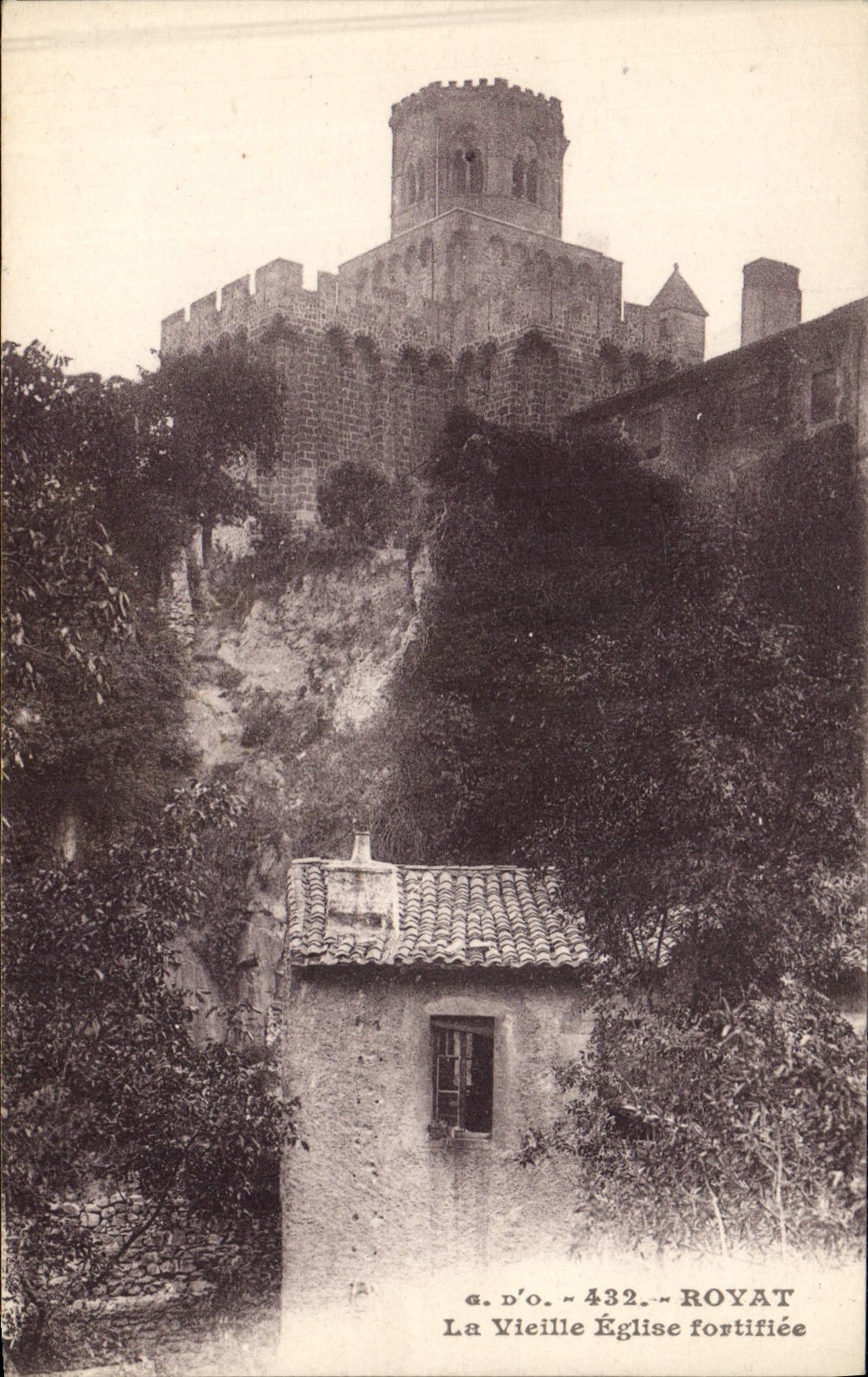 CPA Royat La vieille eglise fortifiee 