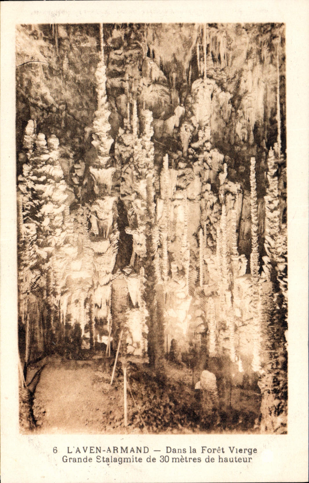 L'Aven-Armand — Grande Stalagmite de 30 mètres de hauteur — Éditeur non identifié, n°6