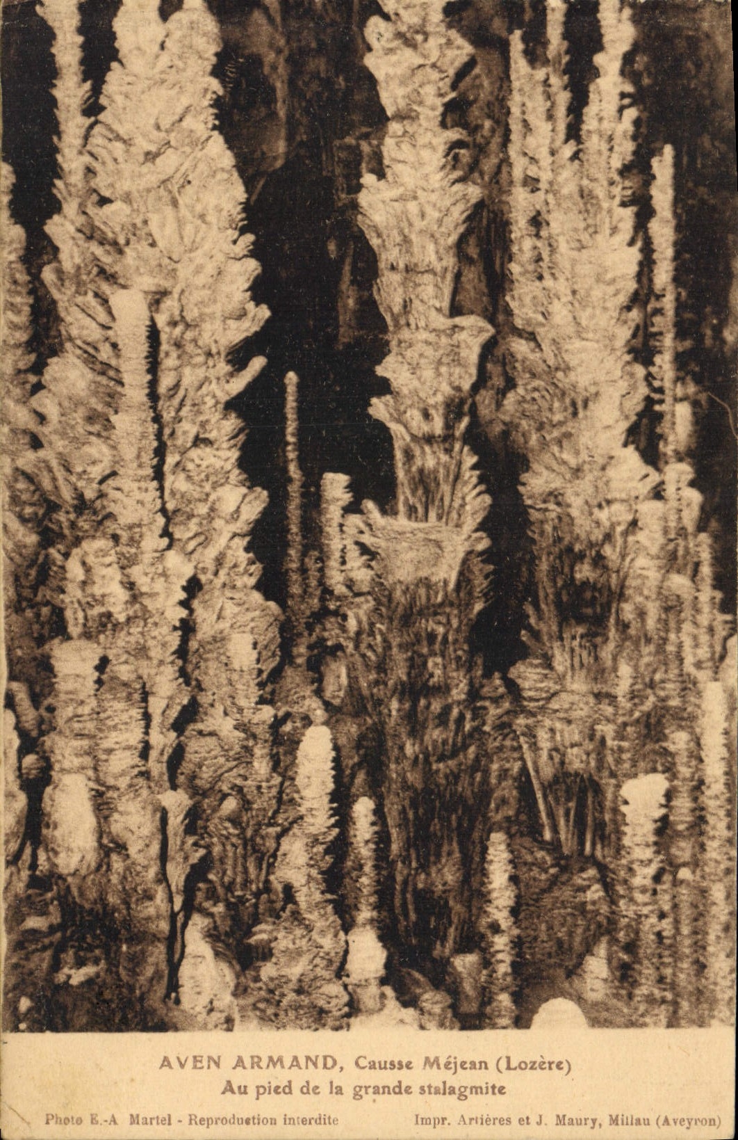 CPA Grotte Grottes Aven Armand Causse Mejean Au pied de la grande stalagmite