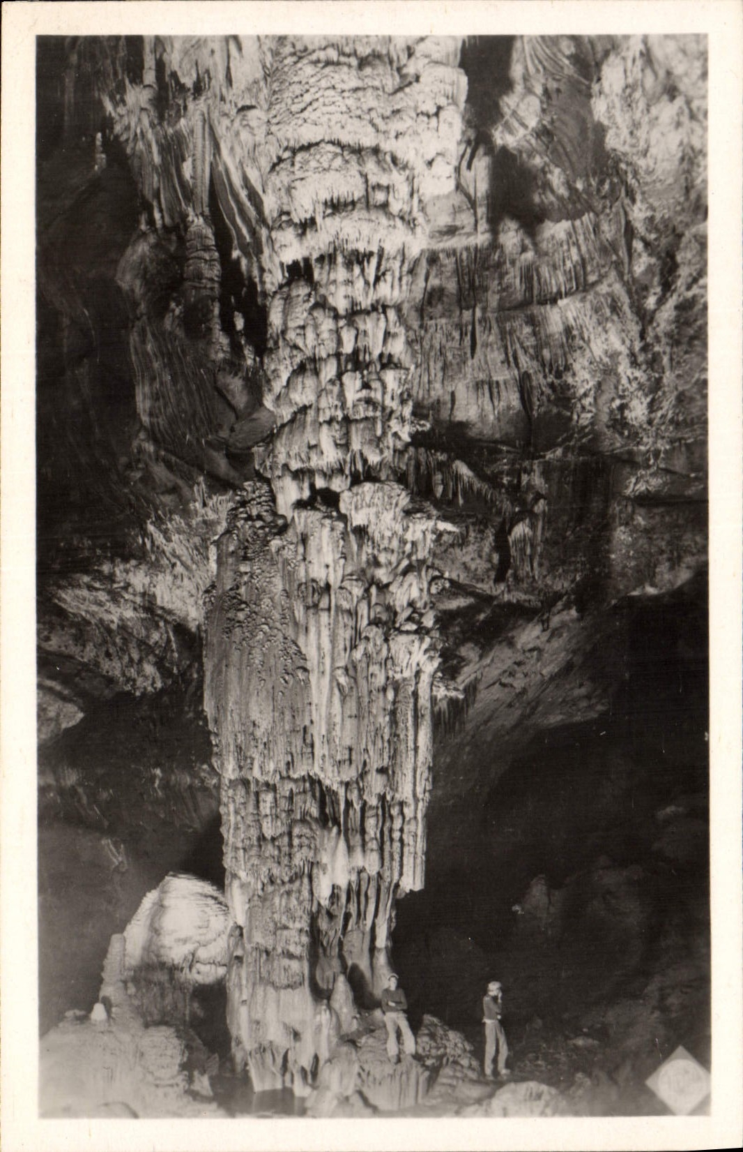 Aven d'Orgnac (Ardèche) — Le grand pilier de 23 m — la première salle rouge — Photo Albert Perrat (Pont-Saint-Esprit, Gard) n° 150