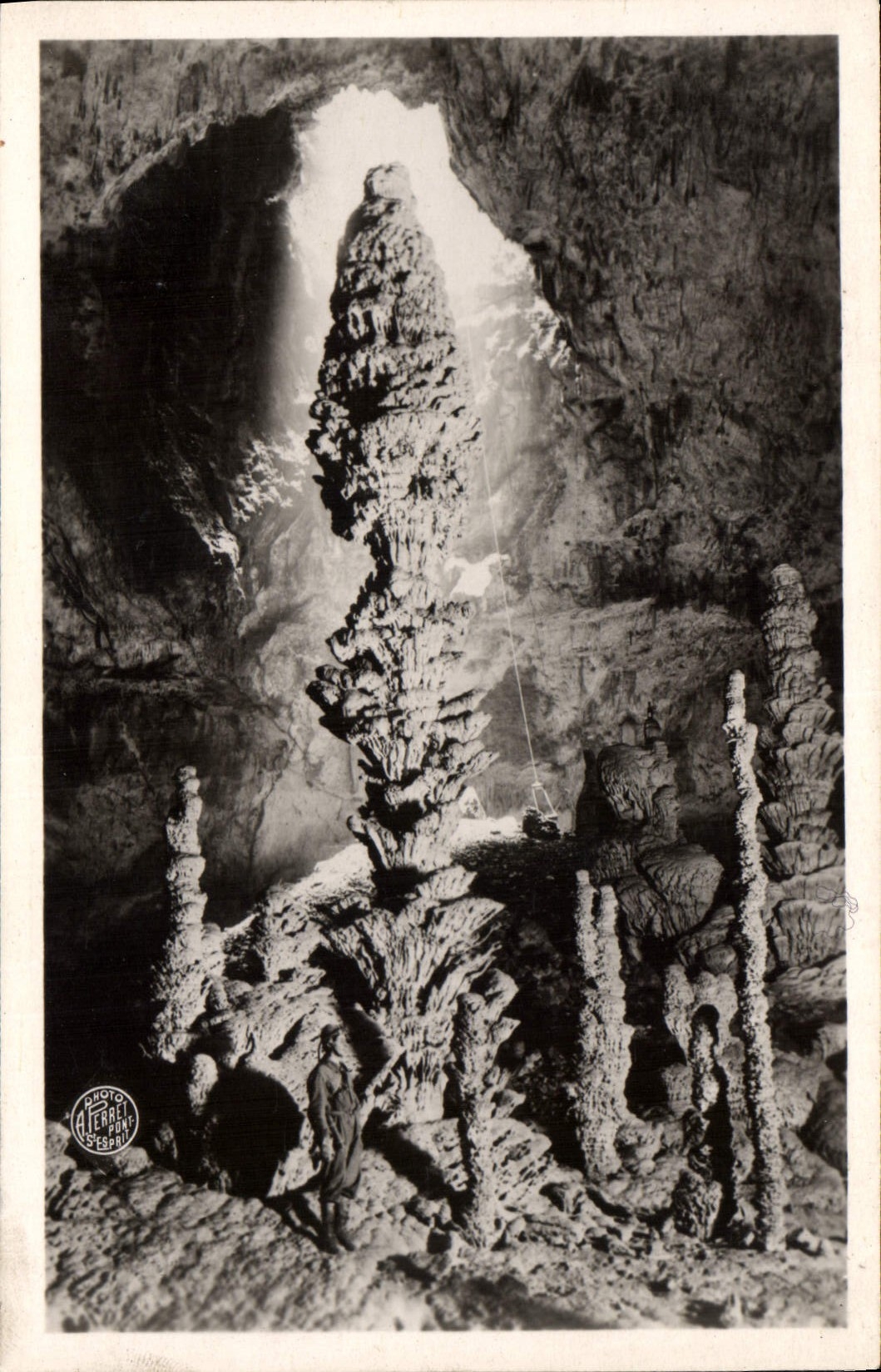 Aven d'Orgnac (Ardèche) — forme de "Pomme de Pin" — Photo Albert Pernel - Pont-Saint-Esprit