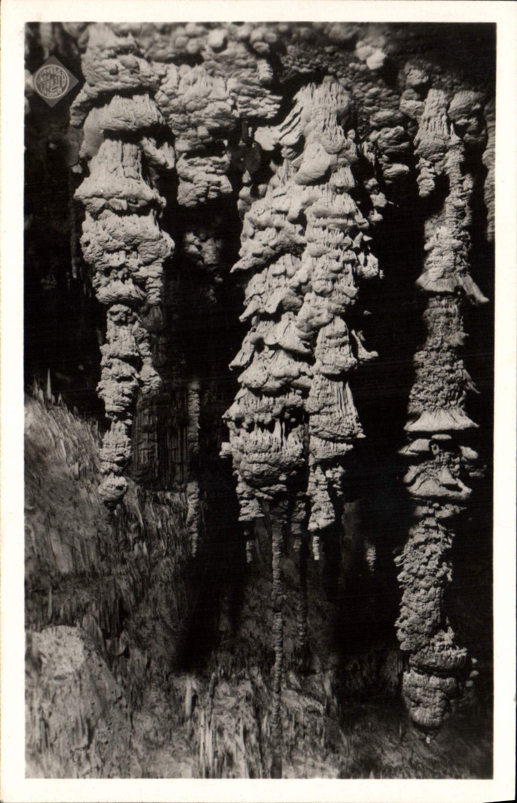 Aven d'Orgnac — Trois grandes stalagmites h. 17 m. — Photo Albert Pernet, Pont-Saint-Esprit (Gard)