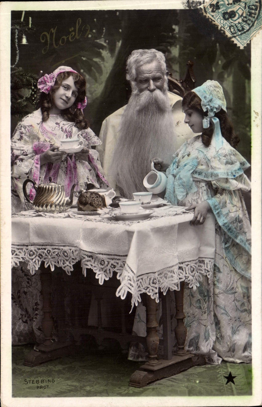 Père Noël et deux jeunes filles — Noël — Stebbing Phot.