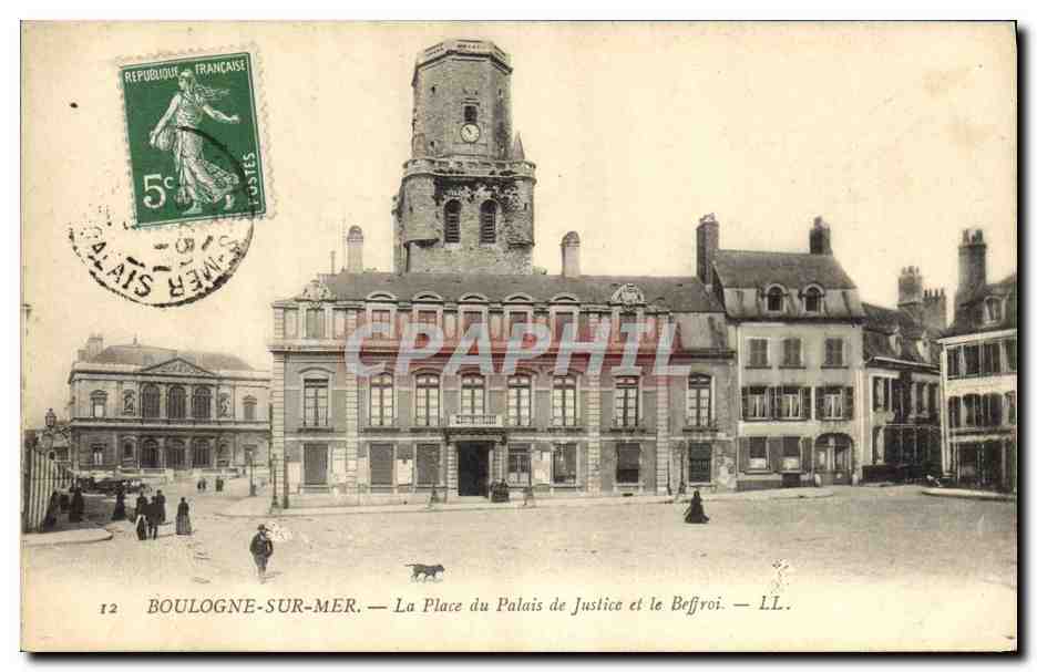 CPA Boulogne sur Mer La Place du Palais de Justice et le beffroi